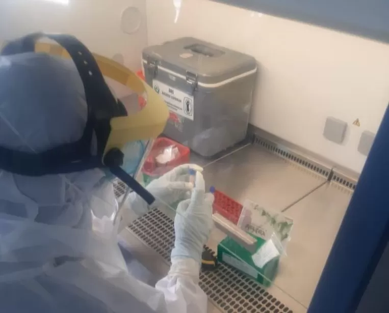 PERIKSA SAMPEL: Para petugas saat memeriksa sampel di laboratorium pemeriksaan Covid-19 di Balai Besar Teknik Kesehatan Lingkungan dan Pengendalian Penyakit (BBTKLPP) Banjarbaru, baru-baru tadi. | FOTO: BBTKLP BANJARBARU FOR RADAR BANJARMASIN