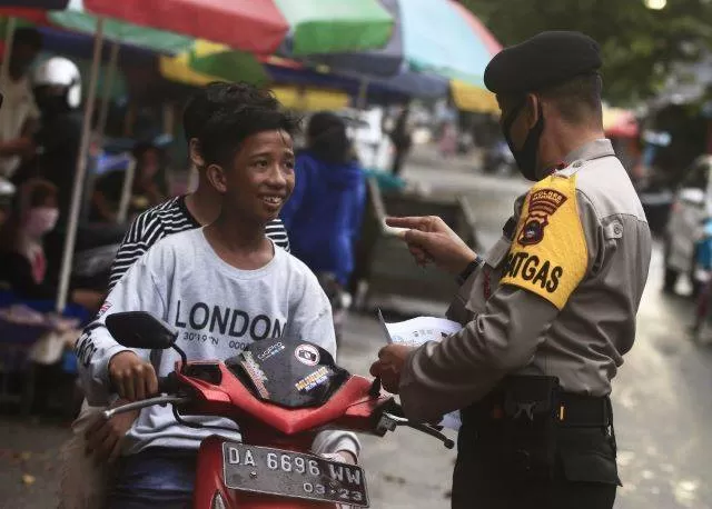 SURUH PAKAI MASKER: Petugas saat merazia masker pada PSBB Banjarbaru lalu. | DOK/RADAR BANJARMASIN