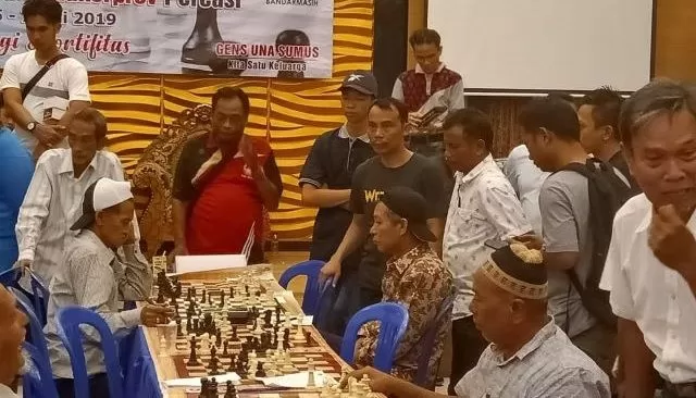TOTALITAS: Ketua Umum KONI Kabupaten Tanbu, H Saipul Rahman (kaos hitam) kala memantau kejuaraan catur di Kota Banjarmasin, tahun lalu. Di tengah pandemi Corona, Saipul Rahman menggelar kejuaraan catur online yang diikuti oleh 464 pecatur, Sabtu (8/8) malam.