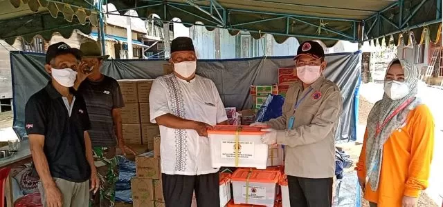 BANTUAN: Wakil Wali Kota Banjarbaru, H Darmawan Jaya Setiawan secara langsung menyerahkan bantuan sembako kepada korban bencana kebakaran di Kelurahan Cempaka, Sabtu (8/8) tadi. | FOTO: HUMAS DAN PROTOKOL PEMKO BANJARBARU