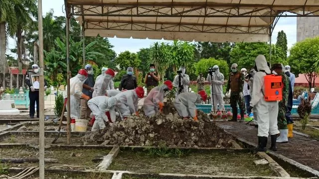 Suasana pemakaman Wali Kota Banjarbaru, Nadjmi Adhani di Taman Makam Bahagia, Jalan A Yani Km 25, Kelurahan Landasan Ulin Timur, Banjarbaru.  | FOTO: SUTRISNO/RADAR BANJARMASIN