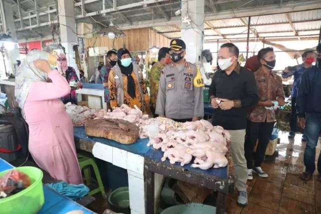 KUNJUNGI PASAR: Bupati Tanah Bumbu H Sudian Noor dan Kapolres AKBP Sugianto Marweki melakukan kunjungan ke Pasar Harian Pagatan Kecamatan Kusan Hilir.