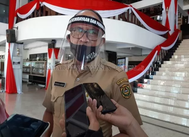 DOORSTOP: Kepala Dinas Kebudayaan dan Pariwisata Banjarmasin, Ikhsan Alhak memberikan keterangan terkait operasional THM di tengah pandemi, Senin (10/8) di Balai Kota. | FOTO: WAHYU RAMADHAN/RADAR BANJARMASIN