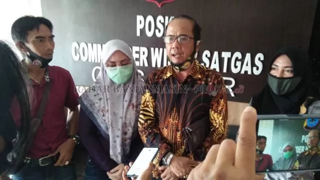 MENCARI KEADILAN: Nilam Sari ditemani pengacaranya Kusman Hadi saat melapor ke Propam Polda Kalsel, kemarin (11/8). | FOTO: MAULANA/RADAR BANJARMASIN