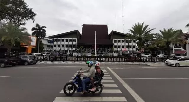 BALAI KOTA: Kantor Wali Kota Banjarmasin di Jalan RE Martadinata dipotret Jumat (24/7). Pemko melelang lima jabatan kepala dinas yang sedang lowong. | FOTO: WAHYU RAMADHAN/RADAR BANJARMASIN