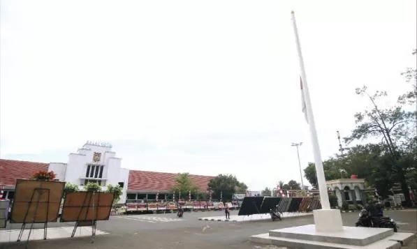SETENGAH TIANG: Bendera merah putih di tiang bendera utama lapangan Murjani Banjarbaru dan seluruh SKPD lingkup Pemko Banjarbaru dikibarkan setengah tiang pada Selasa (11/8) sebagai penghargaan dan mengenang almarhum Wali Kota Banjarbaru. | Foto: Muhammad Rifani/Radar Banjarmasin