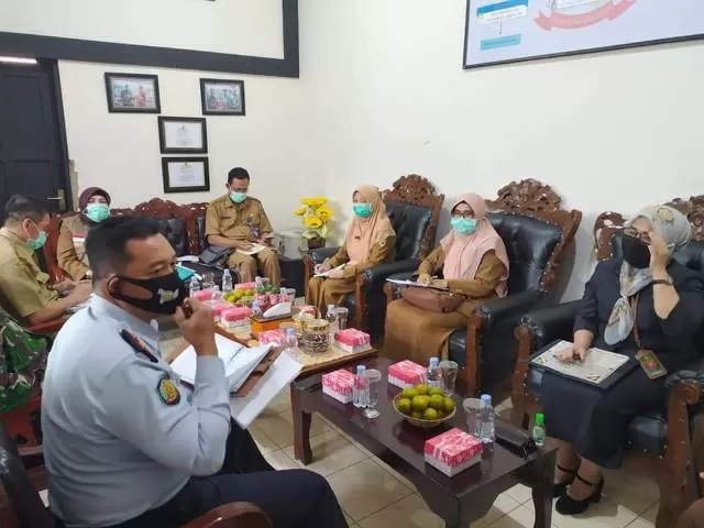 RAPAT: Pihak Rutan Klas IIb Pelaihari melaksanakan rapat dengan jajaran Pemkab Tala terkait fasilitas pasien positif Covid-19.