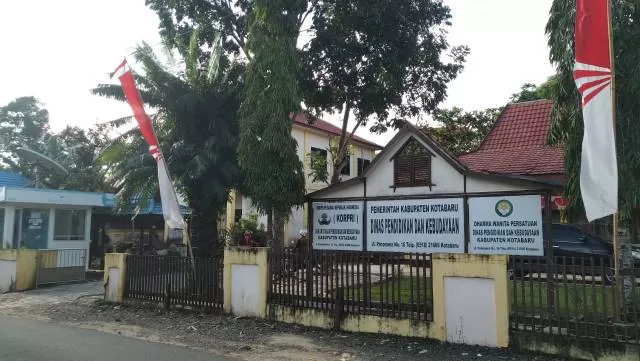BELUM CAIR: Kantor Dinas Pendidikan Kotabaru, hingga kemarin dana sertifikasi guru belum cair | Foto: Zalyan S Abdi/Radar Banjarmasin