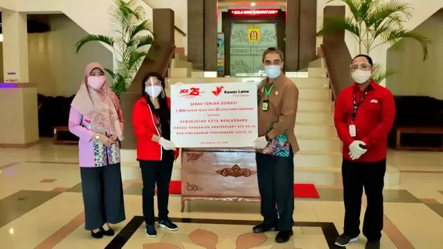 PEDULI: Wakil Wali Kota Banjarbaru H Darmawan Jaya Setiawan saat menerima bantuan dari ACE Hardware Q Mall Banjarbaru dan Relawan Indonesia Bersatu (RIB) lawan Covid-19, baru-baru tadi. | FOTO: HUMAS DAN PROTOKOL PEMKO BANJARBARU