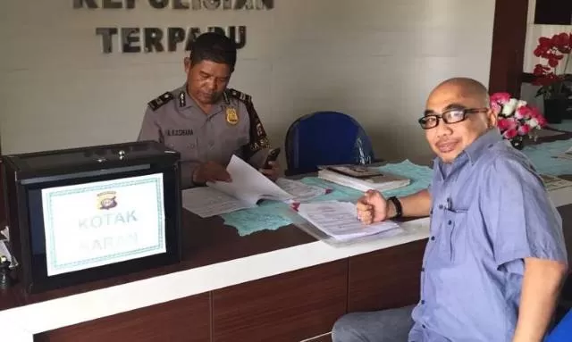 LAPORAN:Kuasa hukum PT Kahayun Sarimas Utama Baron Ruhat Binti saat berada di SPKT Polda Kalteng. | Foto: Istimewa