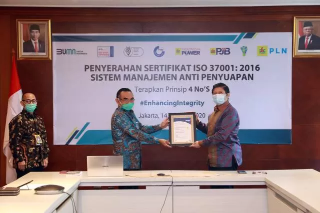 SERTIFIKAT: Direktur Perencanaan Korporat PLN, Muhammad Ikbal Nur menerima sertifikat Sistem Manajemen Anti Penyuapan (SMAP) SNI ISO 37001:2016 dari lembaga sertifikasi TUV Nord Indonesia. | Foto: PLN/Radar Banjarmasin