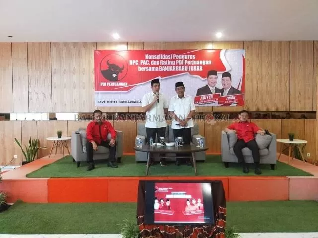 MELAMAR BANTENG: Aditya Mufti Ariffin berbicara di depan forum pengurus PDI Perjuangan Banjarbaru. Aditya dikabarkan akan kembali dan menggandeng kader PDI P. | FOTO: DOK/RADAR BANJARMASIN