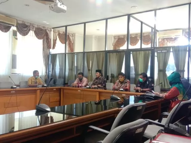 DISKUSI: Para anggota Komisi III DPRD Kabupaten Tanbu bertandang ke DPRD Kalsel untuk berkonsultasi terkait hak-hak keuangan anggota dewan.