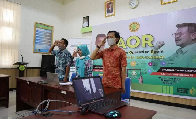 Upacara yang biasanya digelar secara fisik pada 17 Agustus tiap tahunnya di Sekolah Menengah Kejuruan Pertanian Pembangunan (SMK-PP) Negeri Banjarbaru pada tahun ini dilakukan secara virtual untuk pertama kalinya.