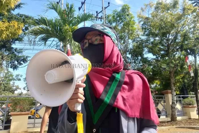 DEMONTRASI: Tolak RUU cipta kerja, HMI cabang Barabai unjuk rasa di halaman kantor DPRD HST, Selasa (18/8).  |  Foto: Jamaluddin / Radar Banjarmasin