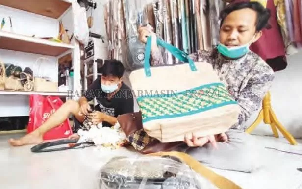 TELADAN: Aripin, pendiri Rumah Pintar dan Kreatif Banjarmasin, menunjukkan tas dari anyaman purun yang menjadi produk andalannya. | FOTO: ENDANG SYARIFUDDIN/RADAR BANJARMASIN