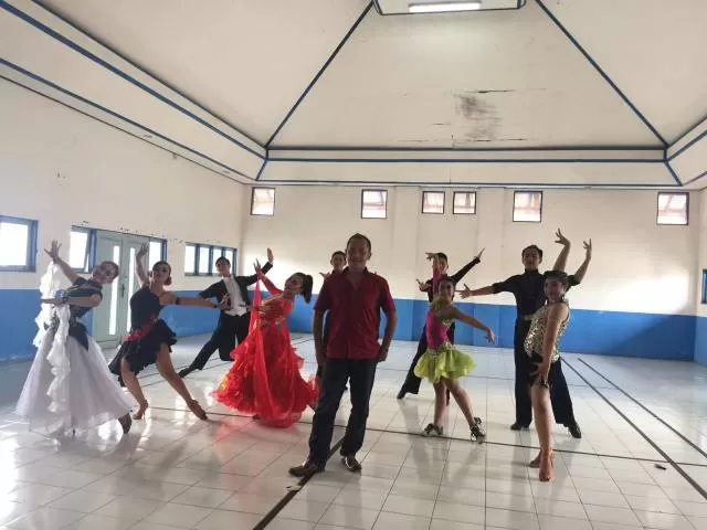 SUDAH MAKSIMAL: Para dancer Kalsel membentuk formasi sebelum mengikuti Kejurnas Dance Sport Virtual 2020, Senin (17/8).