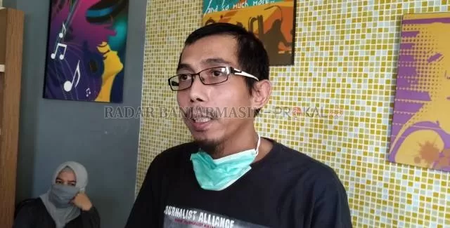 TAK LAGI GONDRONG: Diananta Putra Sumedi berdiskusi dengan para jurnalis di sebuah hotel di Jalan Pramuka, kemarin (18/8) sore. | FOTO: ENDANG SYARIFUDDIN/RADAR BANJARMASIN