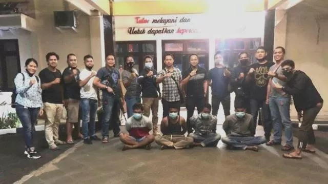 TAK BERKUTIK: Tim Satreskrim Polres Tanbu dan Polres Lampung Utara membekuk empat pelaku penipuan dan pemerasan (duduk), Rabu (12/8) malam pukul 19.00 Wita.