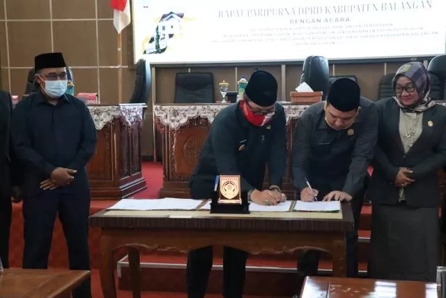 PENANDATANGANAN: Unsur Pimpinan DPRD Balangan saat menandatangani nota kesepakatan bersama. | FOTO: WAHYUDI/RADAR BANJARMASIN