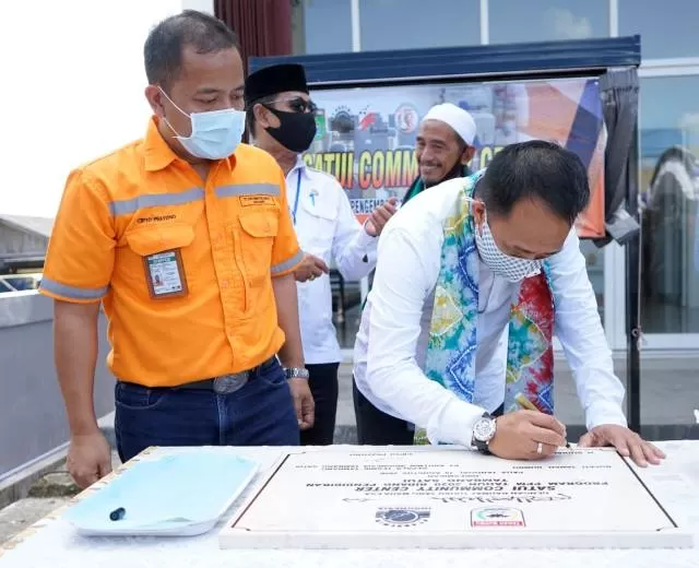 PERESMIAN: Bupati Tanah Bumbu Sudian Noor meresmikan Satui Community Center di Desa Sungai Cuka Kecamatan Satui Kabupaten Tanah Bumbu Propinsi Kalimantan Selatan, Rabu (19/8) tadi.