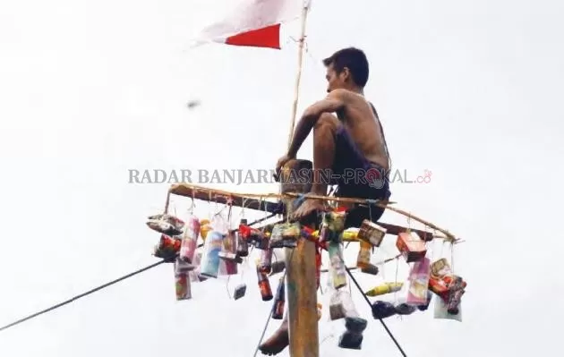 ALA KADARNYA: Masih dalam suasana perayaan kemerdekaan republik ke-75, warga Jalan Simpang Pengambangan menggelar lomba panjat pinang kecil-kecilan, kemarin (20/8) sore. | Foto: Maulanan/Radar Banjarmasin
