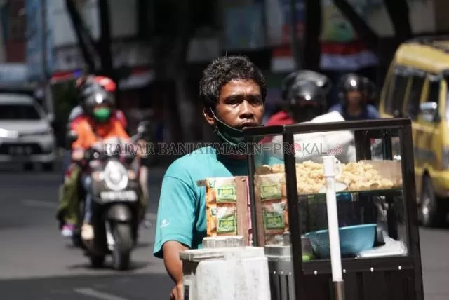 DILILIT: Masih banyak yang mengabaikan protokol kesehatan. Ada yang tak mengenakan masker, kalau dipakai, cuma dililit ke leher. Foto diambil di Jalan Hasanuddin HM, kemarin (20/8). | FOTO: WAHYU RAMADHAN/RADAR BANJARMASIN