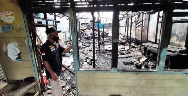 JADI ARANG: Korban menyaksikan rumahnya yang tinggal kerangka. Kebakaran itu melalap sedikitnya lima buah rumah. | FOTO: WAHYU RAMADHAN/RADAR BANJARMASIN