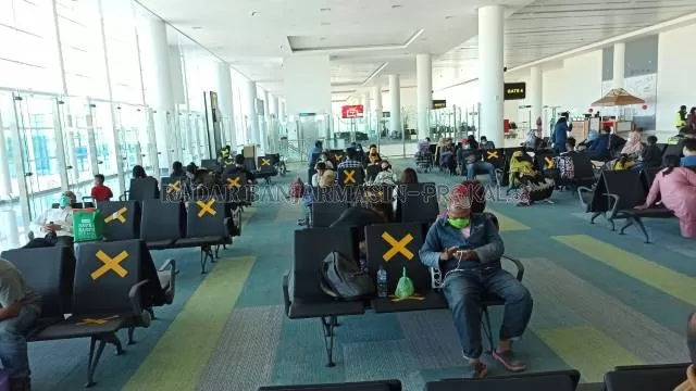 MULAI NORMAL: Suasana di ruang tunggu terminal keberangkatan Bandara Internasional Syamsudin Noor, Rabu (19/8) tadi. Pertumbuhan grafik penerbangan mulai terlihat signifikan. | FOTO: SUTRISNO/RADAR BANJARMASIN