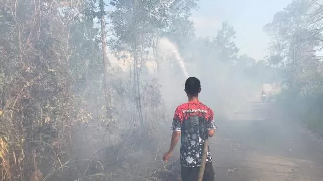 KARHUTLA: Petugas BPBD dan gabungan berusaha memadamkan kebakaran hutan dan lahan yang terjadi di Jln SMPN 6 Banjarbaru, Sabtu (22/8) pukul 16.10 Wita. | Foto: BPBD Banjarbaru for Radar Banjarmasin