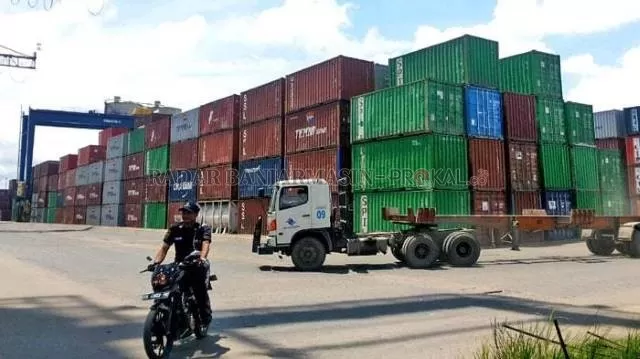 SEPI EKSPOR: Aktivitas bongkar-muat di pelabuhan Trisakti, Banjarmasin. Angka ekspor Kalsel mengalami penurunan pada Juli 2020. | FOTO: DOK/RADAR BANJARMASIN