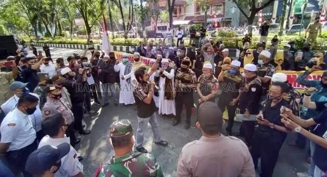 TUNTUT PERMINTAAN MAAF: Puluhan pendemo dari Pekat IB berunjuk rasa di depan Gedung DPRD Banjarmasin di Jalan Lambung Mangkurat, kemarin (24/8) pagi. | FOTO: WAHYU RAMADHAN/RADAR BANJARMASIN