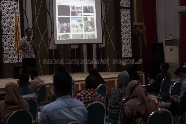 PELATIHAN: Kistiawan Bilal, trainer dari Google School Indonesia, memberikan pelatihan kepada 59 UMKM di Banjarmasin, kemarin (25/8). | Foto: Wahyu Ramadhan/Radar Banjarmasin