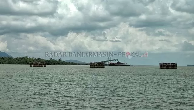 KEKAYAAN DAERAH: Kapal tongkang berisi batubara hasil tambang di Pulau Laut dibawa di perairan Kotabaru. |  Foto: Zalyan S Abdi/RADAR BANJARMASIN