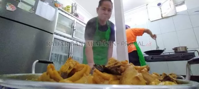 DAPUR WULAN: Inilah dapur milik Kun Wulandari Ariandi. Saat pekerjanya sedang memasak ayam ungkep yang kemudian dibekukan. | FOTO: ENDANG SYARIFUDDIN/RADAR BANJARMASIN