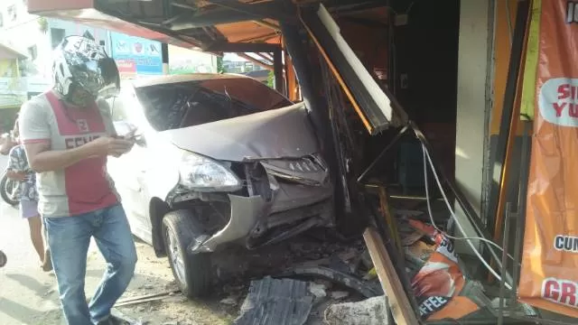 HANCUR: Toko roti di dekat Tugu Kelabau ditabrak mobil, kemarin (27/8) sore. Syukur tak ada korban jiwa. Hanya karyawan toko yang mengalami luka ringan. | FOTO: MAULANA/RADAR BANJARMASIN