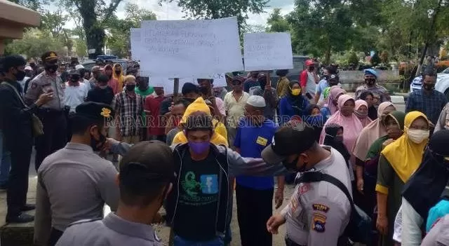 DEMO: Warga Desa Baru dan Desa Batu Tunggal unjuk rasa di DPRD HST.
