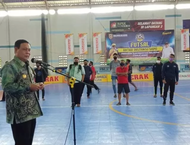 SAMBUTAN: Gubernur Kalsel Sahbirin Noor membuka Festival Futsal Antar SKPD se-Kalsel 2020 di Borneo Indoor Futsal Banjarmasin, Kamis (27/8).
