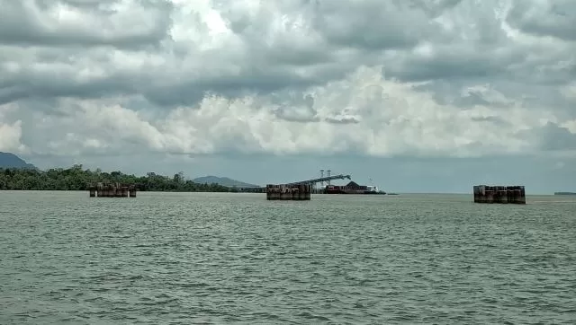 BATAL: Permintaan Pemkab Kotabaru Rp1 triliun kompensasi tambang di wilayahnya tidak disetujui perusahaan. Tampak kapal tongkang mengangkut batu bara dari Pulau Laut. | Foto: Zalyan S Abdi/Radar Banjarmasin