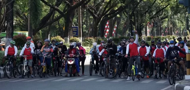 AYO SALING MENGHORMATI: Pesepeda menguasai Jalan Lambung Mangkurat pada event gowes belum lama ini. Ke depan, bakal ada jalur khusus untuk pesepeda di Banjarmasin. | FOTO: WAHYU RAMADHAN/RADAR BANJARMASIN