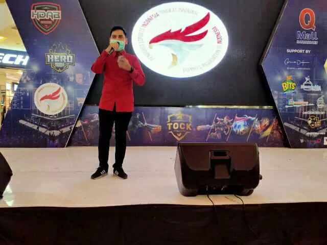 SOSIALISASI E-SPORTS: Sekretaris Umum Pengprov ESI Kalsel, Handoko memberikan sambutan di hadapan ratusan peserta Mobile Legends Bang Bang Tournament of Champions Kalimantan 2020 di Q Mall Banjarbaru, Sabtu (29/8)..