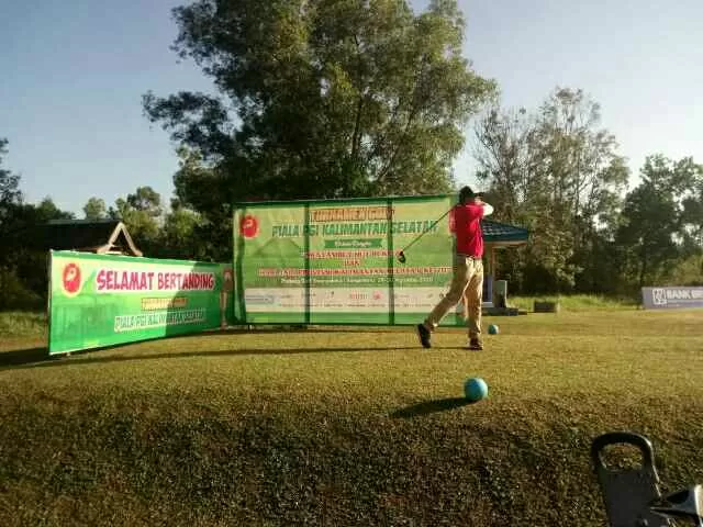 TEE OFF: Salah satu golfer peserta PGI Kalsel Cup 2020 menunjukkan aksinya di Padang Golf Swargaloka, Banjarbaru, Sabtu (29/8).