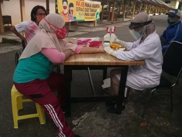 TES SUSULAN: Para paralimpian NPC Kalsel melakukan rapid test susulan di Balai Diklat Kalsel di Jalan Abulung Banjarbaru, Sabtu (29/8).
