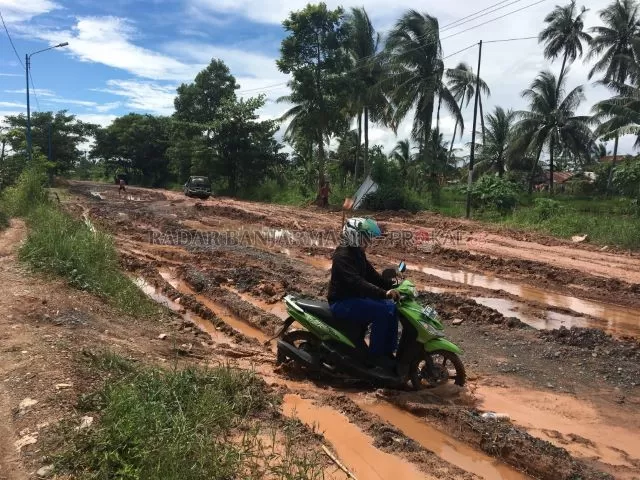 JALUR NERAKA: Pengendara berjibaku melintasi Jalan Lingkar Dalam Selatan di Banjarmasin. Jalan alternatif dari dalam Kota Banjarmasin menuju Jalan Lingkar Basirih ini masih berkubang lumpur. | FOTO: M OSCAR FRABY/RADAR BANJARMASIN