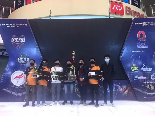 CHAMPIONS: Sekretaris Umum ESI Kalsel Handoko Trihatmojo (tiga dari kanan) menyerahkan trofi kepada para perwakilan jawara Mobile Legend (ML) Bang Bang Tournament of Champion Kalimantan 2020 di Q Mall Banjarbaru, Minggu (30/8).