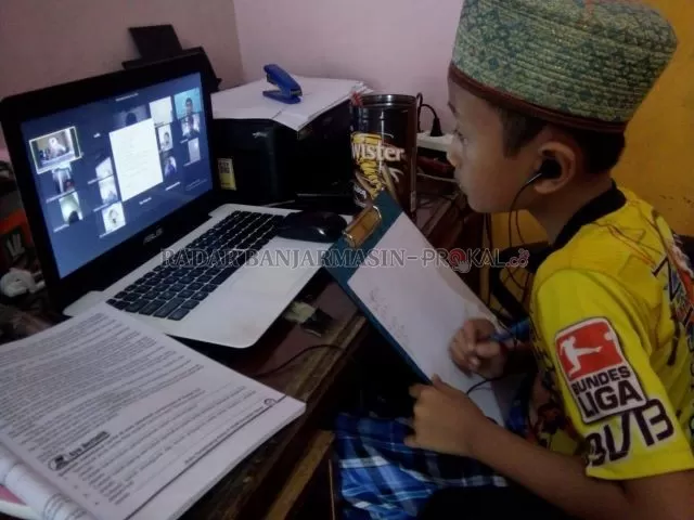 BELAJAR DI RUMAH: Nahfiz, salah seorang siswa MI saat belajar dari rumah menggunakan aplikasi Zoom. Mulai bulan ini, siswa dan guru akan mendapatkan subsidi kuota internet. | Foto: SUTRISNO/RADAR BANJARMASIN