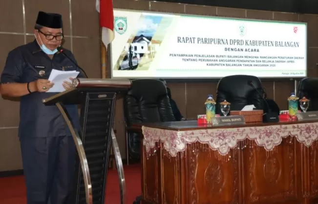 RAPAT PARIPURNA: Bupati Balangan Ansharuddin (kiri) saat menyampaikan jawaban atas pemandangan umum fraksi-fraksi DPRD Balangan. | FOTO: WAHYUDI/RADAR BANJARMASIN