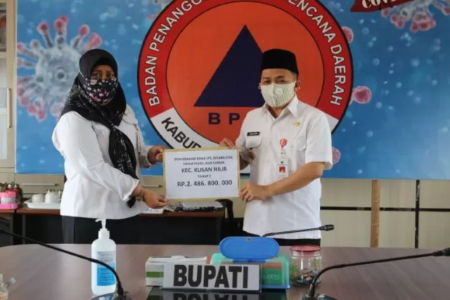 JPS TAHAP 2: Bupati Tanah Bumbu Sudian Noor menyerahkan dana Jaring Pengaman Sosial (JPS) Tahap 2 untuk Kecamatan Kusan Hilir.