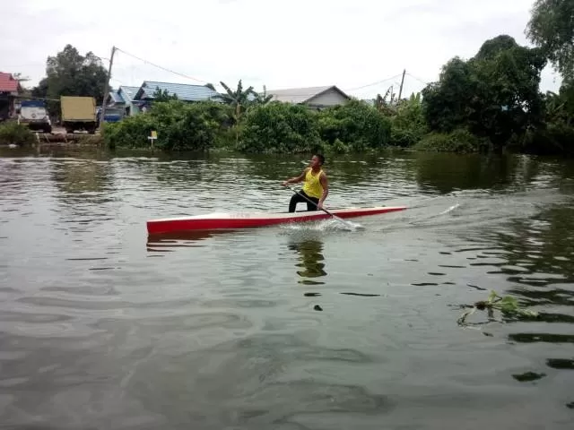 LAWAN ARUS: Aksi salah satu atlet dayung di Kejurprov Dayung Kalsel 2020 di Sungai Awang, Banjarmasin, Selasa (9/1).