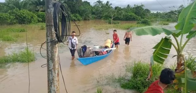 MENGUNGSI: Warga yang terdampak banjir mengamankan peralatan rumah tangga di Kecamatan Satui, kemarin.  Hujan yang turun membuat air Sungai Satui meluap. | Foto: BPBD for Radar Banjarmasin